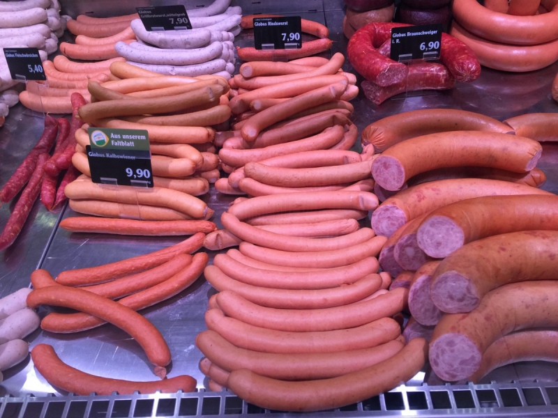 charcuterie-MONTAUROUX-min_sausages_meat_butchery-1069321